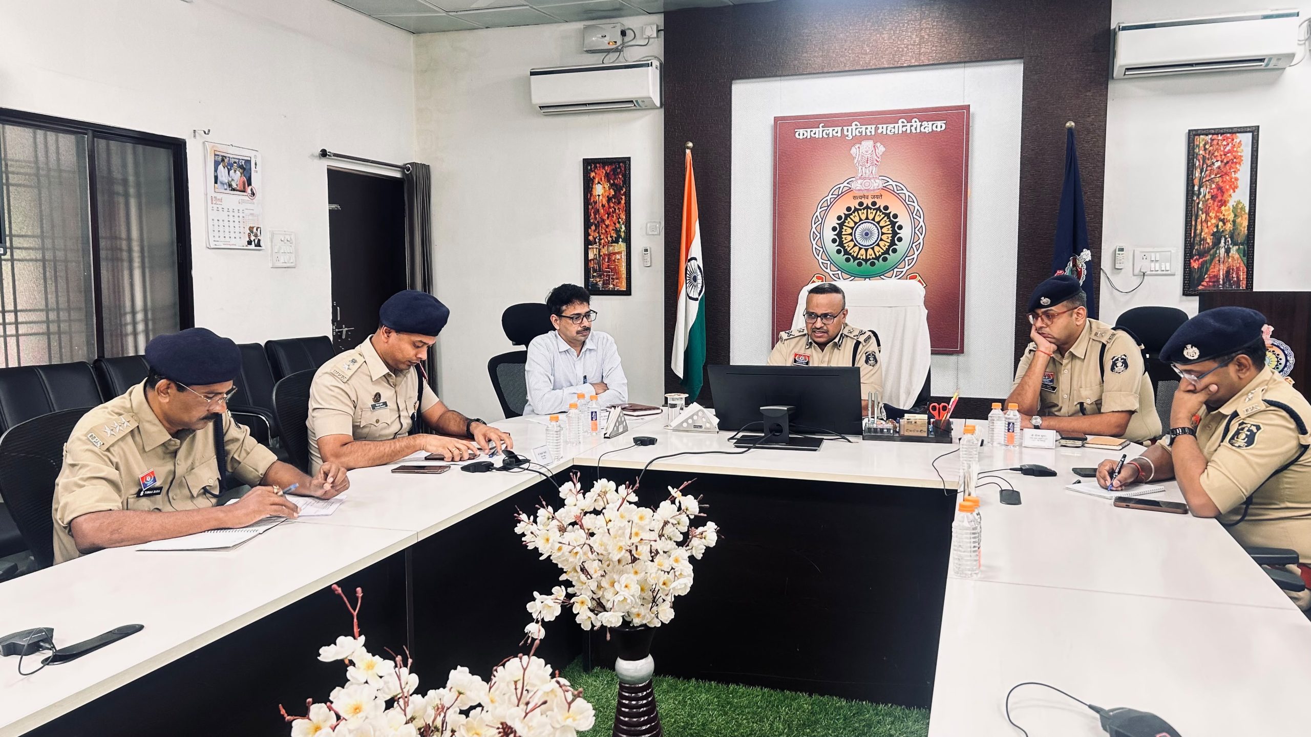 *आईजी रामगोपाल गर्ग ने ली रेलवे सुरक्षा समिति की अहम बैठक| रेलवे स्टेशन परिक्षेत्र में रात्रि में असामाजिक तत्वों के जमावड़े के विरूद्ध अंकुश लगाने दिये गये निर्देश।*
