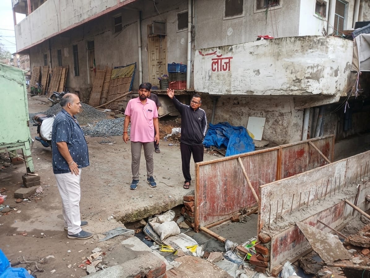 *जल निकासी व्यवस्था सुधारने निगम आयुक्त क्षत्रिय का मैदानी निरीक्षण| नाला के ऊपर किए गए अतिक्रमण हटाने और पानी निकासी के लिए विस्तृत कार्ययोजना बनाने के दिए निर्देश *